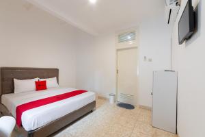 Letto o letti in una camera di RedDoorz @ Kemang Dalam