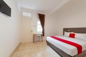 Letto o letti in una camera di RedDoorz @ Kemang Dalam