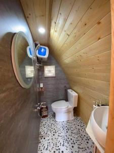 uma pequena casa de banho com WC e lavatório em Sapa the chill garden& villas em Lao Cai