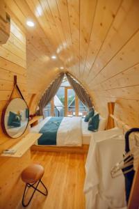 - une chambre avec un grand lit dans une cabane dans les arbres dans l'établissement Sapa the chill garden& villas, à Lào Cai