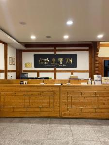 麗水的住宿－Korea Traditional Hotel O Dong Jae，大型审判室,配有木桌和墙上的标志