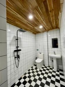 La salle de bains est pourvue de toilettes et d'un lavabo. dans l'établissement The Jam, à Luang Prabang
