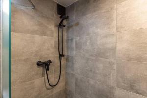 doccia con tubo in bagno di CHARLIE - modern centrally located downtown studio a Bratislava