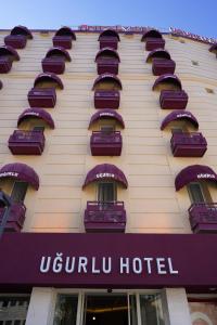 un edificio alto con ventanas moradas y un hotel en Ugurlu Hotel, en Gaziantep