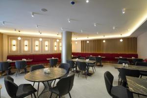 فندق اغورلو في غازي عنتاب: غرفة طعام مع طاولات وكراسي