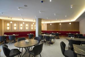 a dining room with tables and chairs at Ugurlu Hotel in Gaziantep