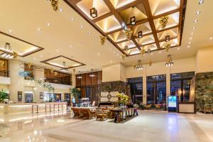 een lobby van een hotel met tafels en stoelen bij Legend International Hotel in Huizhou