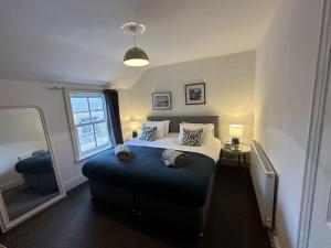 1 dormitorio con cama y espejo grande en 18 Rose Hill in Central Beaumaris, en Beaumaris