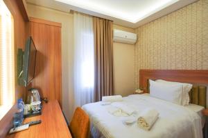 Una habitación de hotel con una cama con toallas. en Ugurlu Hotel, en Gaziantep