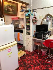 奄美的住宿－Guest in Shallman，厨房配有冰箱、桌子和台面