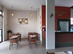 a restaurant with tables and chairs in a room at 44 Guest House Syariah in Purwokerto