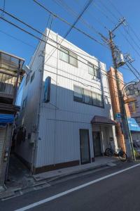 un edificio al lado de una calle en Bright Modern Airbnb in Tokyo's Northern District, en Tokio
