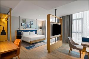 una camera d'albergo con letto e TV di Hilton Garden Inn Balikesir a Balıkesir