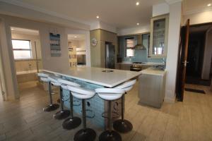 een keuken met een eiland met barkrukken bij Vista Del Mar 1 in Saint Michaelʼson Sea +20 foto's