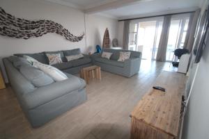 een woonkamer met een bank en een salontafel bij Vista Del Mar 1 in Saint Michaelʼson Sea