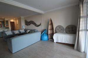 een woonkamer met een bank en een bed bij Vista Del Mar 1 in Saint Michaelʼson Sea