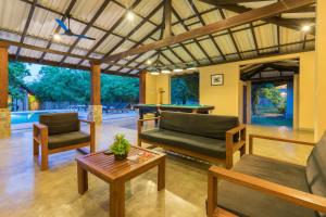 Posezení v ubytování Yala Chalets by Lalan Leisure