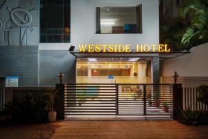 einen Hoteleingang mit einem Schild, das nach Westen zeigt in der Unterkunft Westside Hotel Gachibowli in Hyderabad