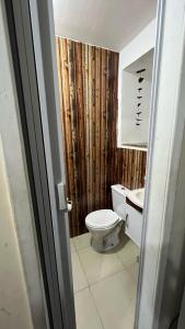 uma casa de banho com um WC e um lavatório em Hospedagem Pedra do Pontal no Rio de Janeiro