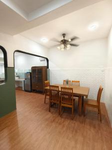 a dining room with a table and chairs at Wellson Home Ipoh14px 怡保中古风5间房民宿 in Ipoh