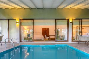 Casa con piscina y sala de estar en Celestial Hills - Villas & Suites by The Clarks en Kandy