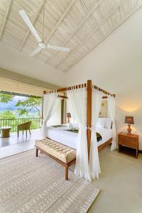 1 dormitorio con 1 cama y balcón en Celestial Hills - Villas & Suites by The Clarks, en Kandy