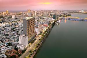 uma vista aérea de uma cidade e da água em Wink Icon Hotel Danang Riverside - Luxury Suites - 24hrs Stay & Rooftop Pool Bar em Da Nang