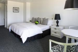 1 dormitorio con 2 camas, mesa y escritorio en Sole East Beach, en Montauk