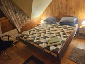 イェルガヴァにあるUpeslīči atpūtaiのチェックベッド付きのベッドルーム1室が備わります。