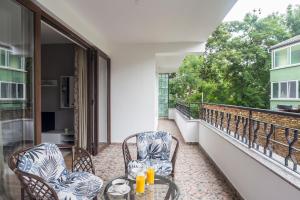 een patio met 2 stoelen en een tafel op een balkon bij Guest apartment "Perunika" in Plovdiv