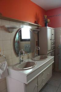 Baño con 2 lavabos y espejo en Maison en Saint-Priest-de-Gimel