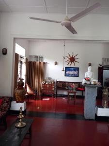 sala de estar con sofá y mesa en Amith Villa Kabalana, en Koggala