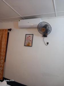 Habitación con ventilador y una foto en la pared. en Amith Villa Kabalana, en Koggala