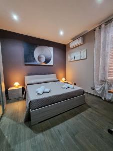 sypialnia z łóżkiem i dwoma ręcznikami na nim w obiekcie B&B Rampante w mieście Piana degli Albanesi