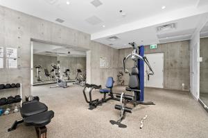 um ginásio com vários equipamentos de exercício numa sala em Iconic Downtown Living! 1bedroom, Gym, Rooftop Patio. em Victoria