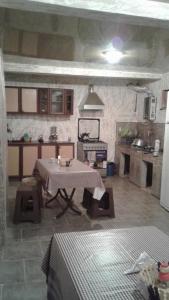 eine Küche mit einem Tisch in der Mitte eines Zimmers in der Unterkunft Gia Home in Kobuleti
