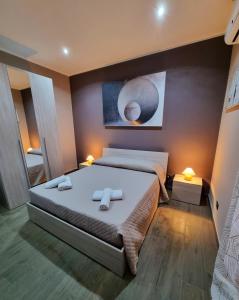 - une chambre avec un lit et 2 serviettes dans l'établissement B&B Rampante, à Piana degli Albanesi