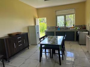 A kitchen or kitchenette at PUNAEI LODGE