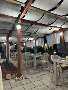 Restoran või mõni muu söögikoht majutusasutuses Brvnare Rodjak sa sela