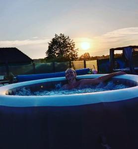 Päikesetõus või päikeseloojang puhkemajakeste juurest või lähedalt vaadatuna