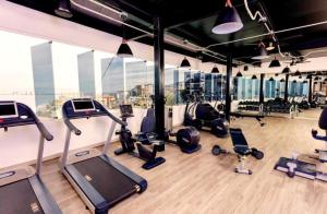 een fitnessruimte met loopbanden en cardio-apparatuur in een gebouw bij Grant's Studio at Mantamar Tower in Puerto Vallarta