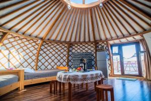 um quarto com uma mesa numa tenda em Glory Resort Mongolia em Nalayh