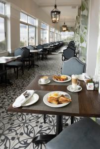 stół z talerzami jedzenia w restauracji w obiekcie Parade Hotel w mieście Durban