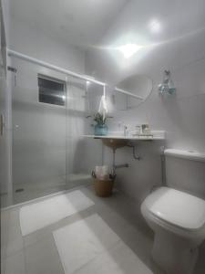 ein Bad mit einem WC, einer Dusche und einem Waschbecken in der Unterkunft GuestHouse in Ilhabela