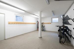 une chambre blanche avec deux vélos garés à l'intérieur dans l'établissement mountain view, à Piesendorf