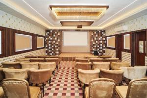 uma sala de conferências com cadeiras e um ecrã de projecção em Burooj Hotel em Cochin