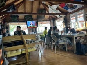 Restoran või mõni muu söögikoht majutusasutuses Brvnare Rodjak sa sela