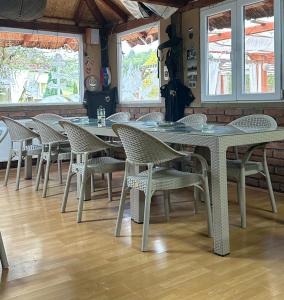 Restaurace v ubytování Brvnare Rodjak sa sela + 37 fotografií