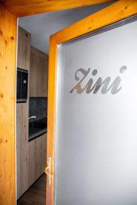 een deur naar een keuken met een bord erop bij Appartamento Guido Pina in Livigno +22 foto's