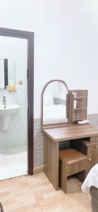 een badkamer met een wastafel en een spiegel bij Khách sạn Trí Đức in Da Lat